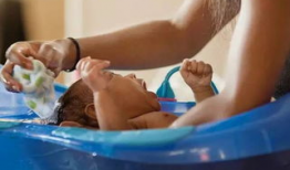 婴儿洗澡视频,温馨互动，快乐成长